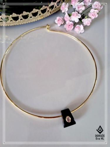 Elegancki naszyjnik obręcz z Czarnym Turmalinem — talizman ochrony, światła i luksusu. Minimalistyczna linia, ręczne wykonanie, kryształ premium. Energia mocy, elegancji i świadomej kobiecości. Idealny do kolekcji Talizmanów Premium™.