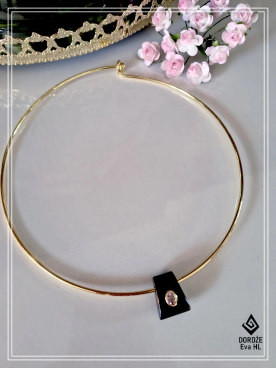 Elegancki naszyjnik obręcz z Czarnym Turmalinem — talizman ochrony, światła i luksusu. Minimalistyczna linia, ręczne wykonanie, kryształ premium. Energia mocy, elegancji i świadomej kobiecości. Idealny do kolekcji Talizmanów Premium™.
